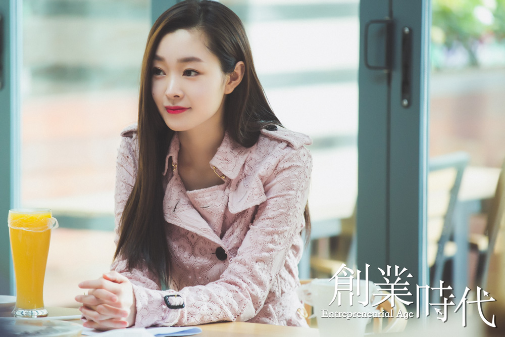 宋轶，美腿如画，演绎经典与时尚的完美融合