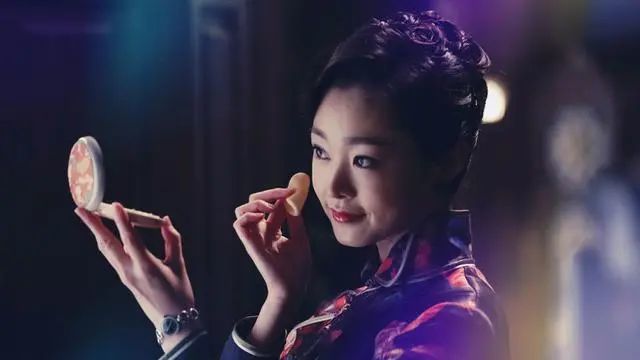 宋轶在电视剧中饰演的女特工形象，冷艳与柔情的完美融合