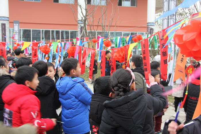 小学元宵，欢乐猜灯谜，共度传统佳节